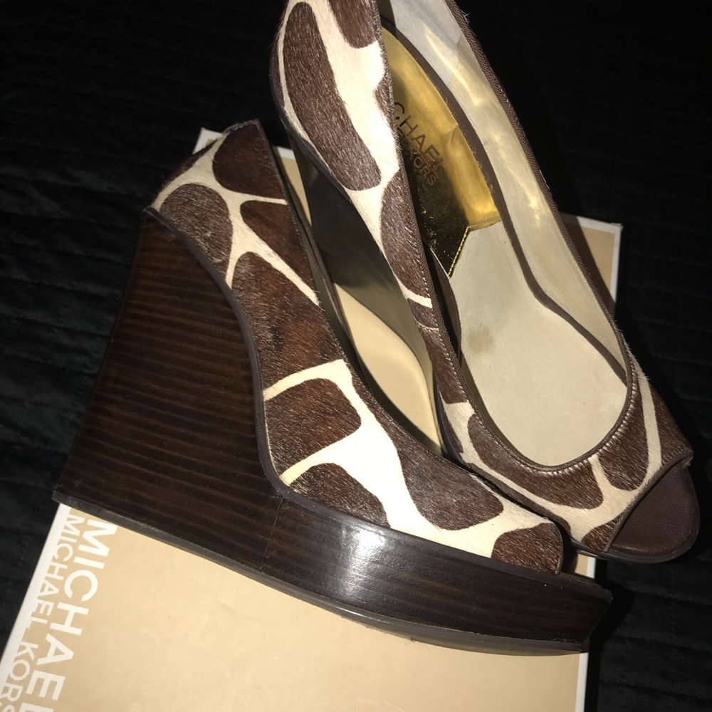Michael Kors peep toe animal print size 9 1/2